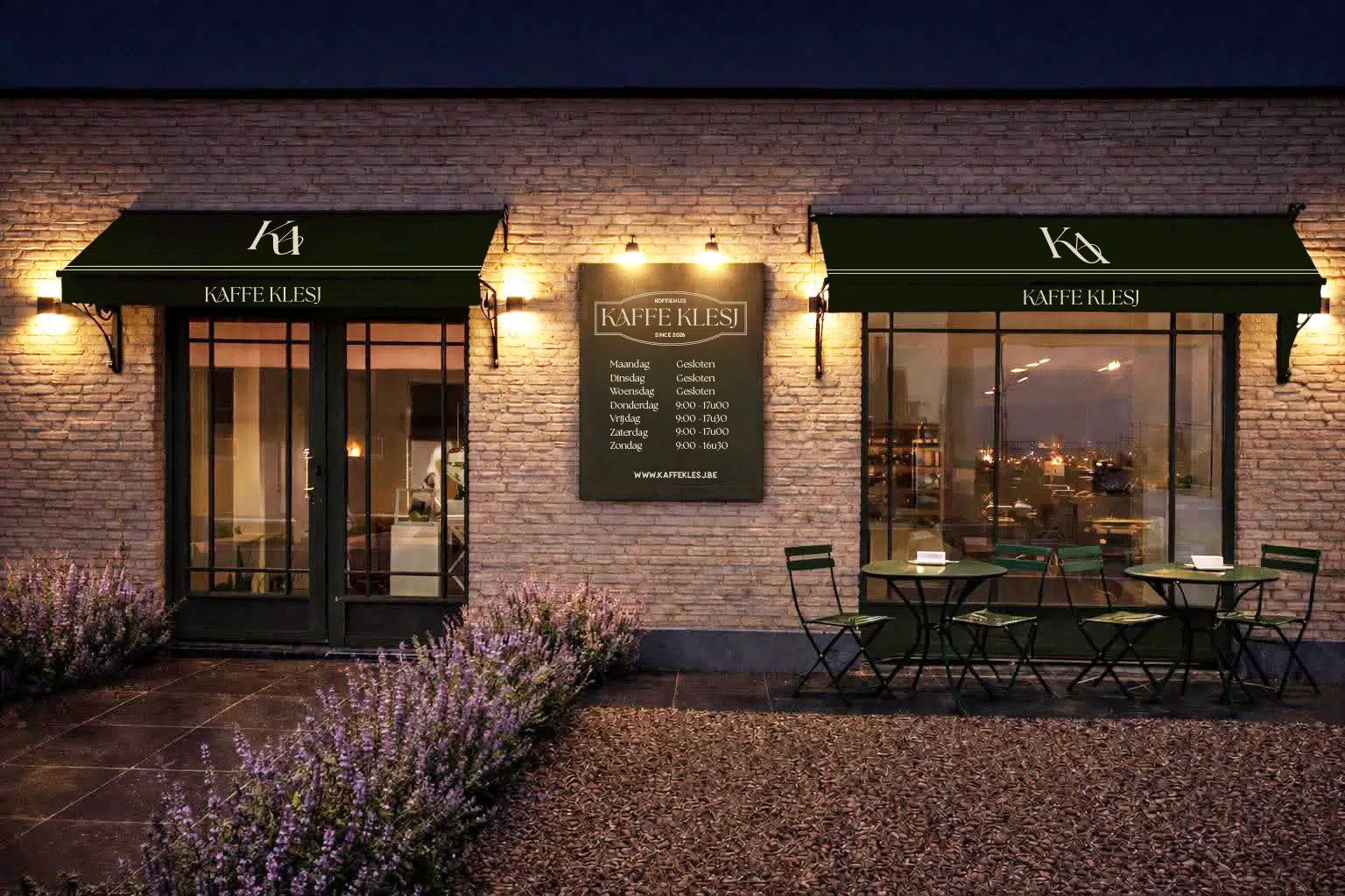 Buitenaanzicht van koffiehuis Kaffe Klesj in Lede bij avond, met groen terras, openingsuren bord en sfeervolle verlichting